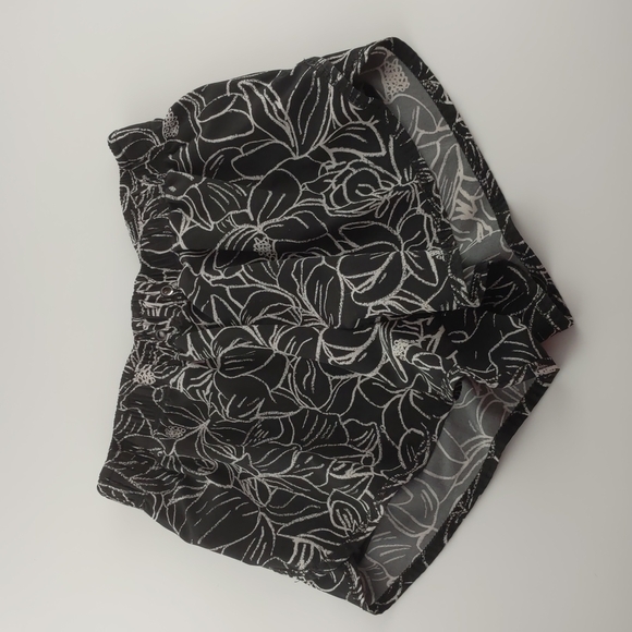 Cotton On Body Running Shorts Size XS Black White Floral Pattern Bike Pants - Picture 2 of 7